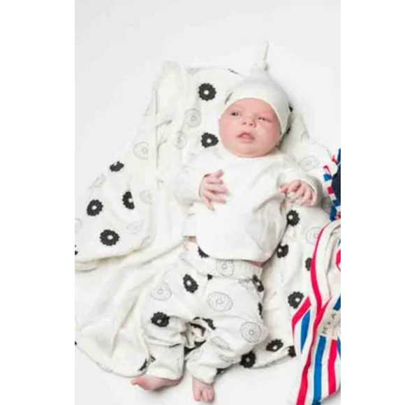 M+A by Monica + Andy Baby First Hello Cuddle Box Blanket + Cap Organic Gift Set - Picture 3 of 5